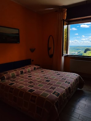 Quarto casal ou duplo básico, vista para o parque, no jardim | Cortinas blackout, Wi-Fi de cortesia, roupa de cama