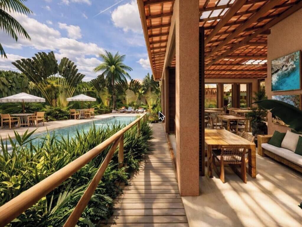 Una piscina al aire libre, sombrillas, tumbonas