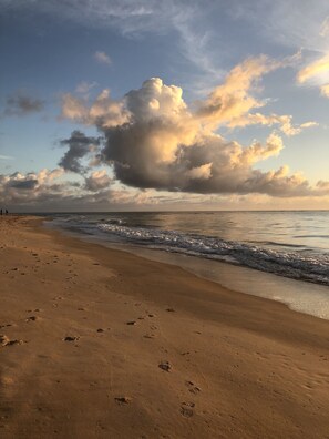 In Strandnähe, weißer Sandstrand
