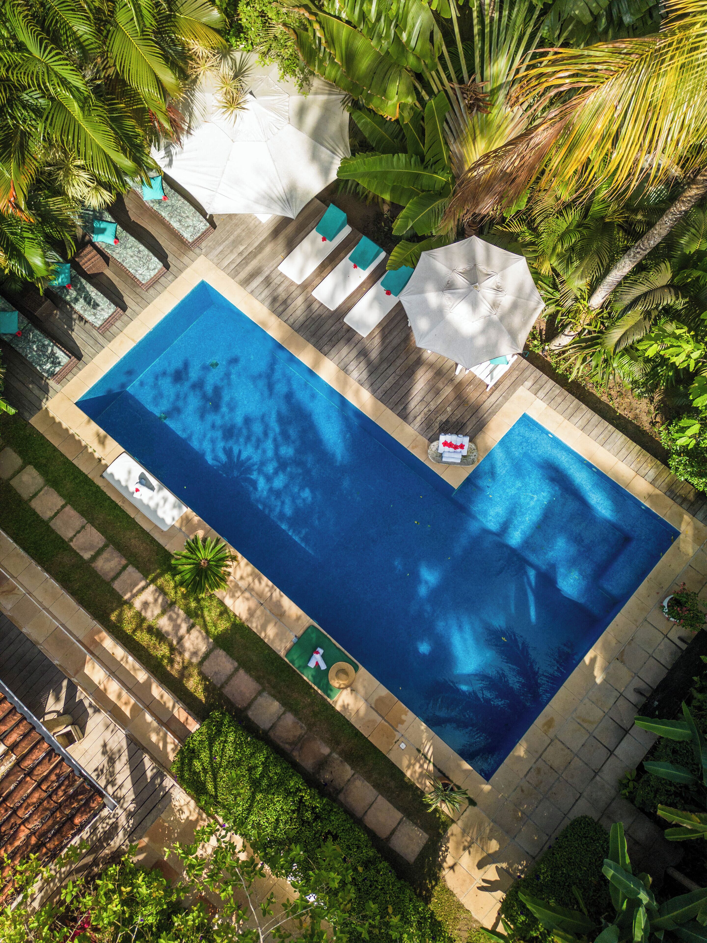 Een buitenzwembad, parasols voor strand/zwembad