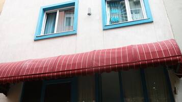 Vista frontal de la propiedad