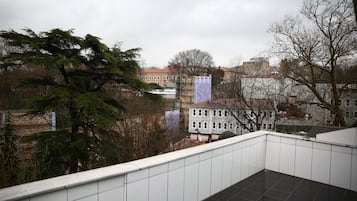 Suite junior, 1 habitación, vista a la ciudad | Balcón