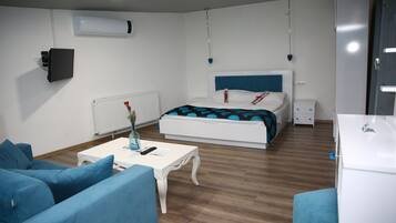 Suite junior, 1 habitación, vista a la ciudad | Minibar, caja de seguridad en la habitación y escritorio