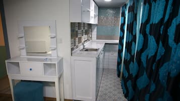 Suite junior, 1 habitación, vista a la ciudad | Baño | Regadera, secadora de cabello, pantuflas, toallas