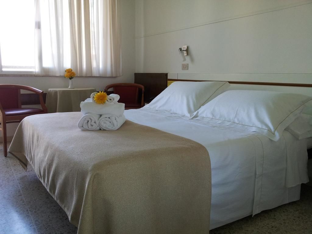 Zimmersafe, Schreibtisch, Babybetten, Zustellbetten