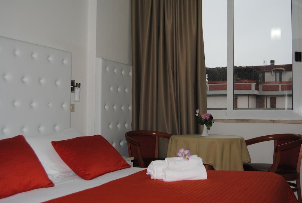 Zimmersafe, Schreibtisch, Babybetten, Zustellbetten