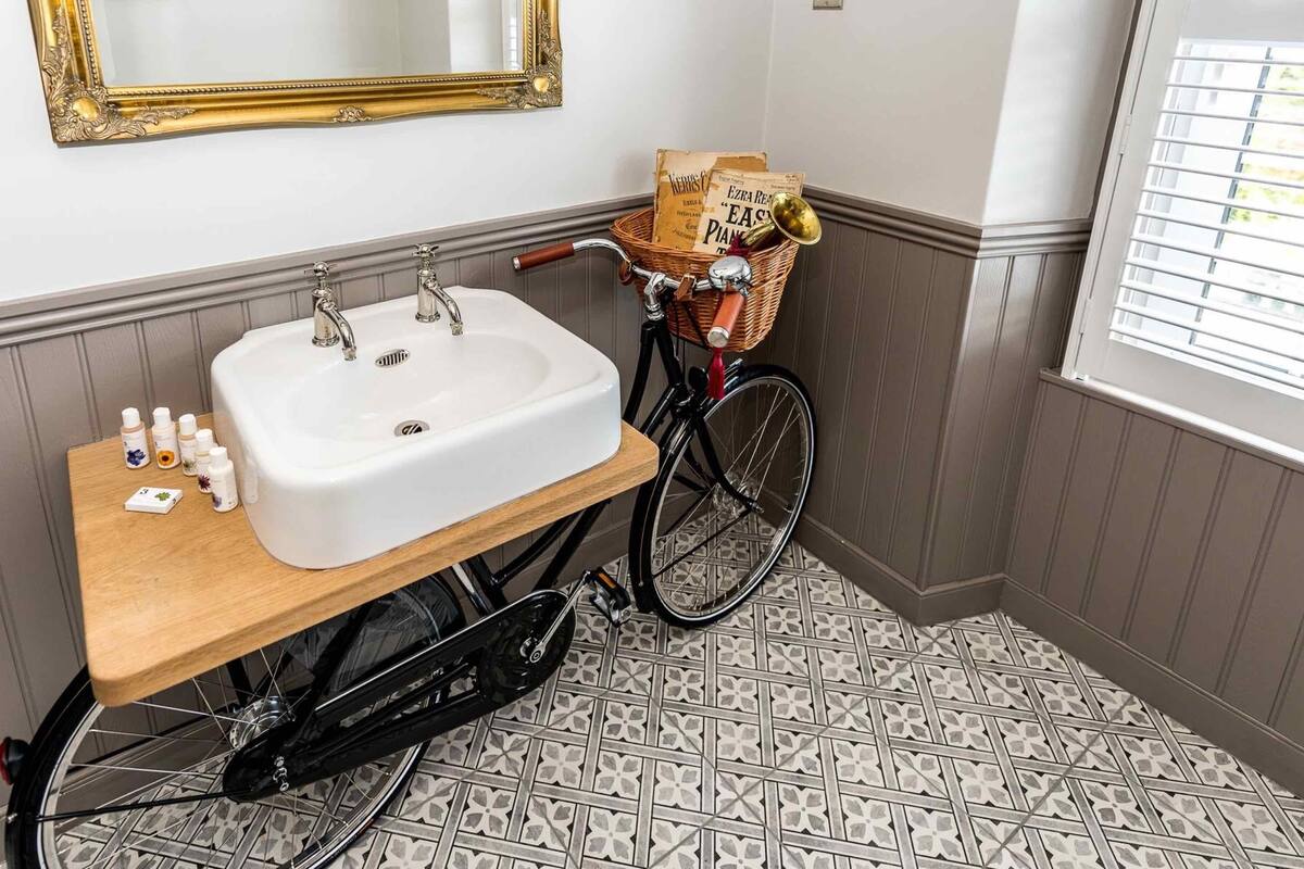 superior double room, 1 double bed | bathroom | combined shower/bathtub, hair dryer, towels