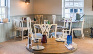 Serveert lunch en diner, moderne Europese gerechten