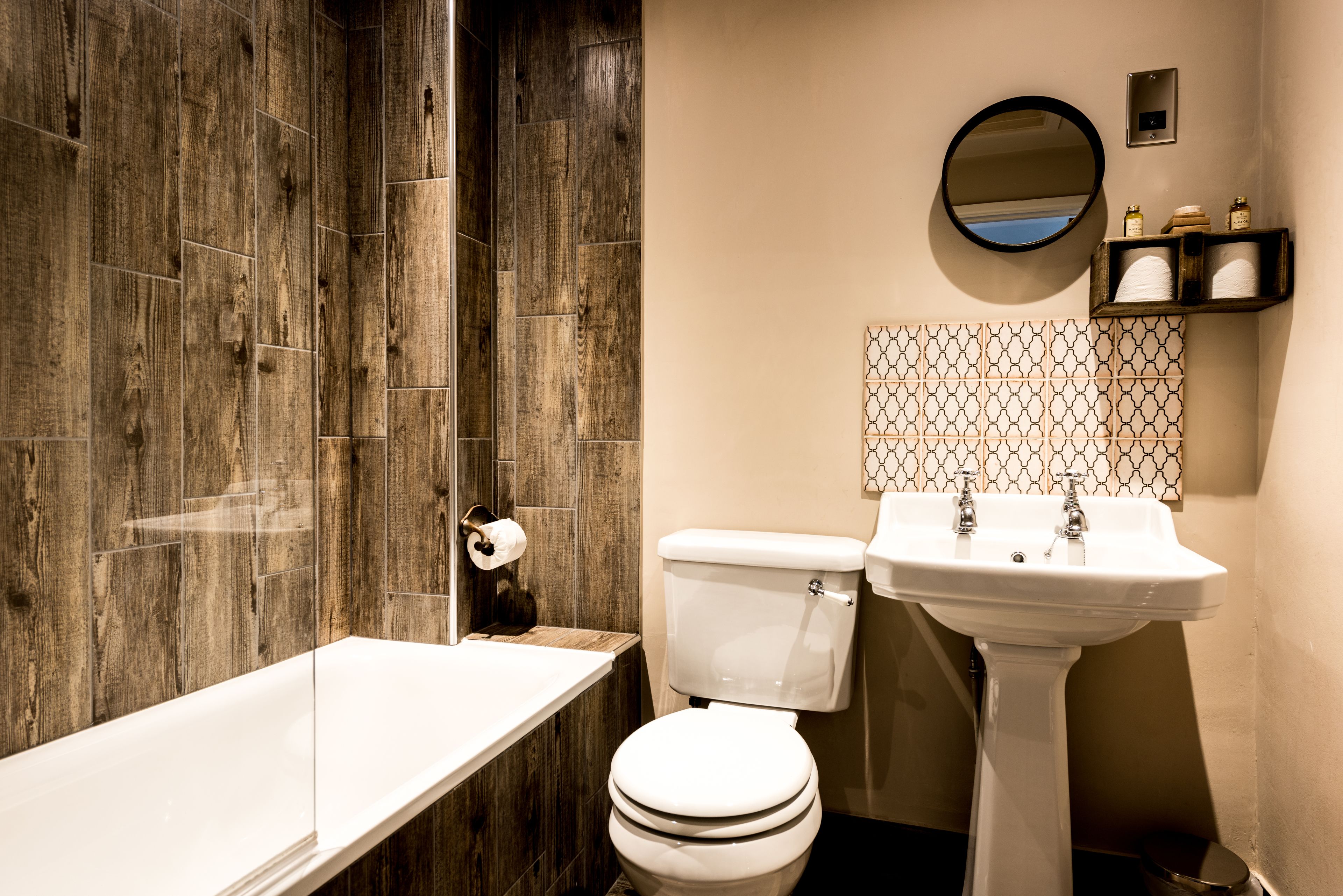 combined shower/bathtub, hair dryer, towels