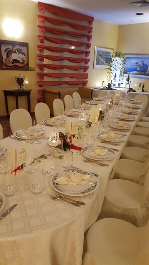 Lunch and dinner served, Italian cuisine