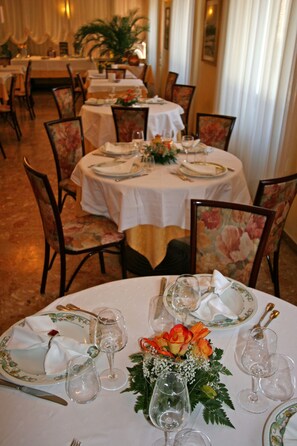 Lunch and dinner served, Italian cuisine