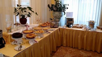 TĂ€gliches inbegriffenes FrĂŒhstĂŒcksbuffet