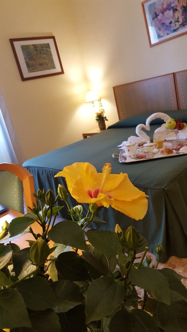 意大利 Frette 床单、防过敏的被褥、Select Comfort 床、迷你吧