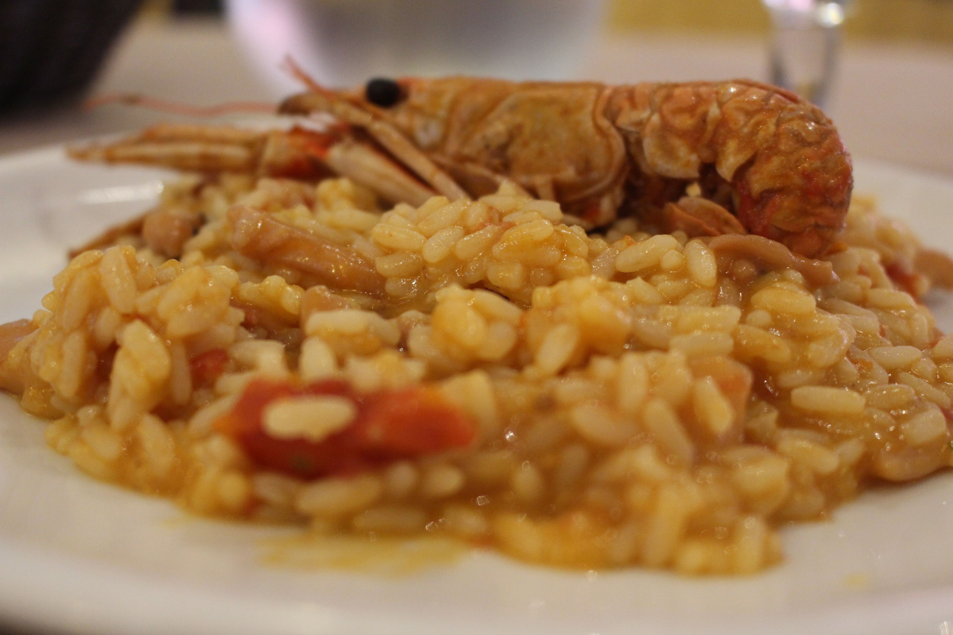Une assiette de risotto garnie d’un homard.