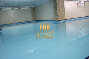 Una piscina cubierta