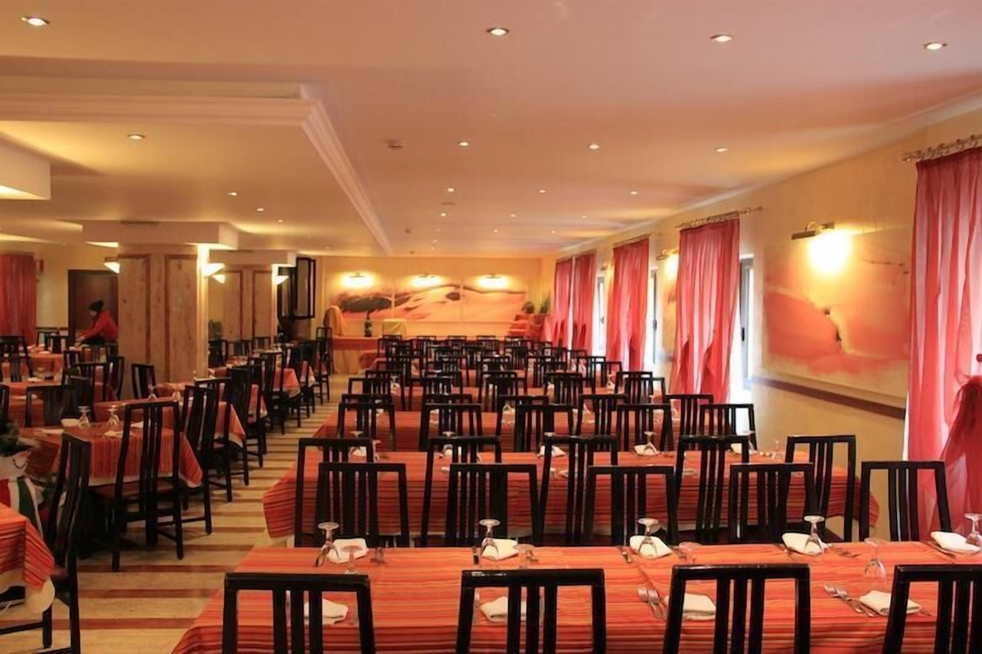 Petit déjeuner, déjeuner et dîner servis sur place