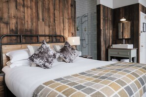 Habitación doble superior | Ropa de cama de alta calidad, escritorio, tabla de planchar con plancha