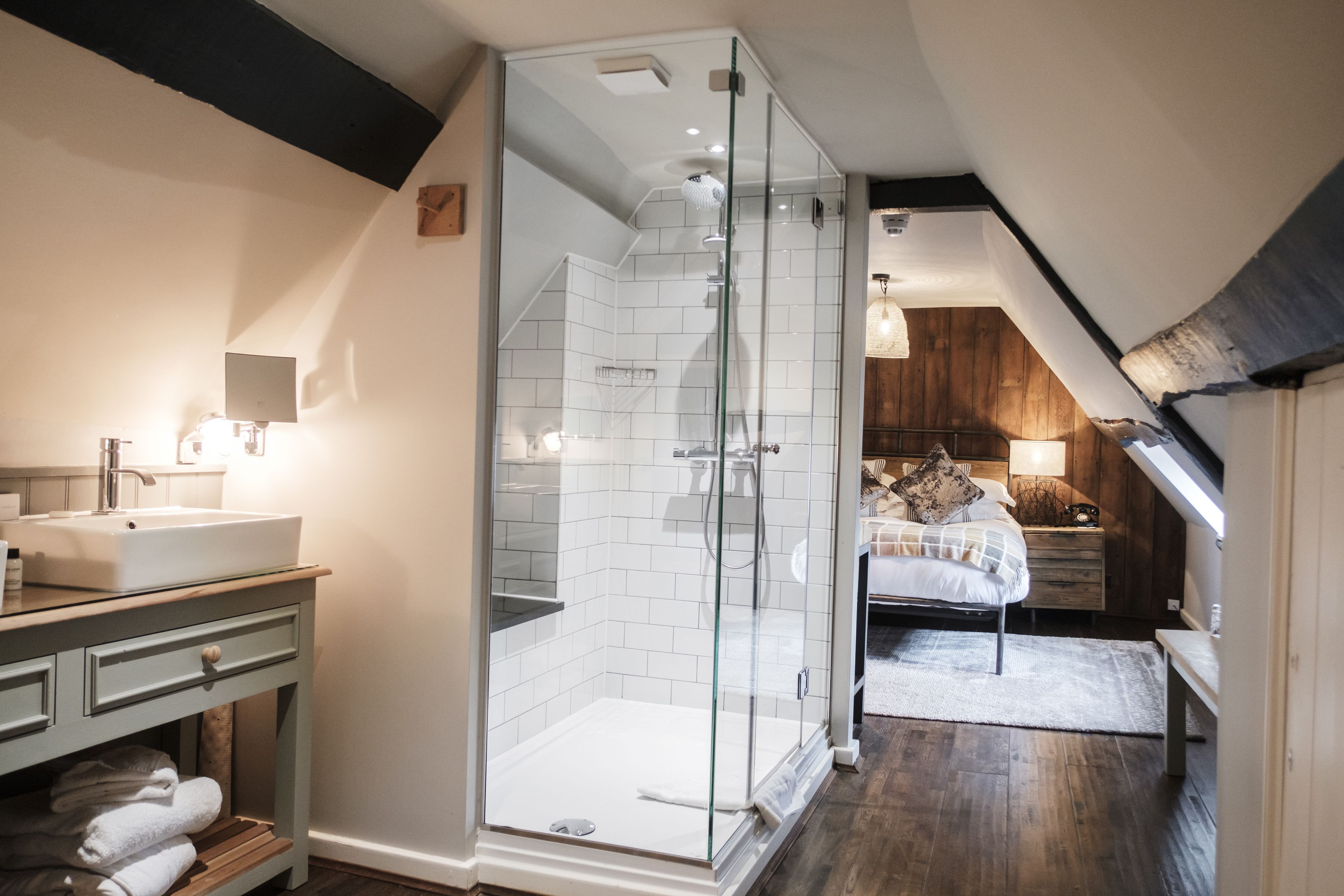 Superior Double Room | Bathroom | Shower, free toiletries, hair dryer, towels
