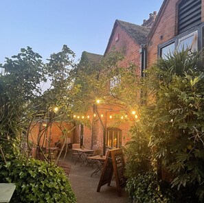 Exterior - The Hind's Head (Reading)