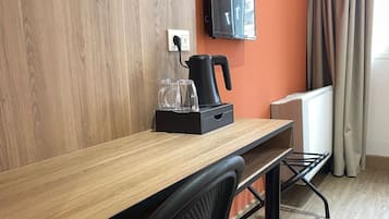 Escritorio, sistema de insonorización, wifi gratis y ropa de cama