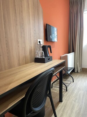 Habitación doble Confort (avec Douche) | Escritorio, insonorización, wifi gratis y ropa de cama 