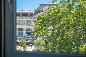 Vista de um edifício com uma placa que diz 'GARE DE LONDON'.