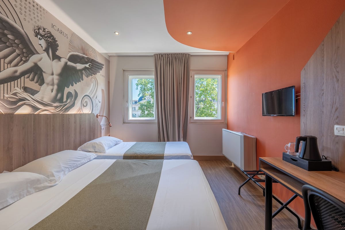 Standard Triple Room (avec Douche) | Desk, soundproofing, free WiFi, bed sheets