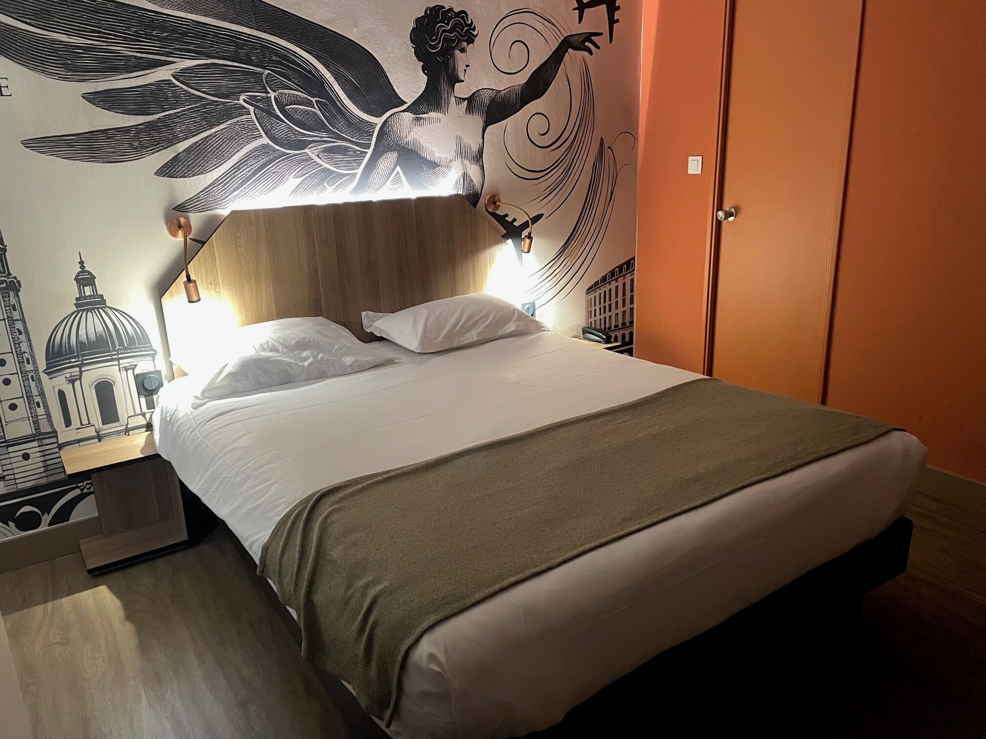 Desk, soundproofing, free WiFi, bed sheets