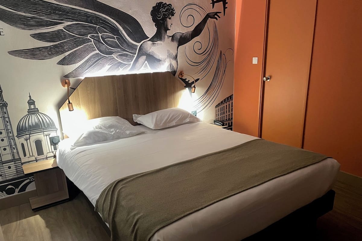 Desk, soundproofing, free WiFi, bed sheets