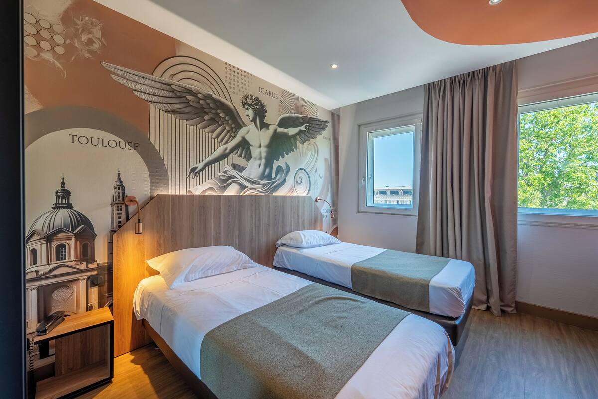 Twin Room (avec Douche) | Desk, soundproofing, free WiFi, bed sheets