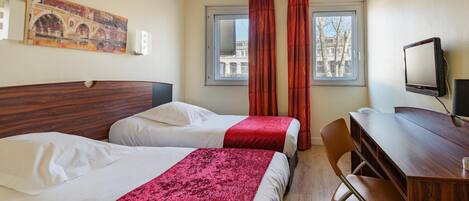 Desk, soundproofing, free WiFi, bed sheets