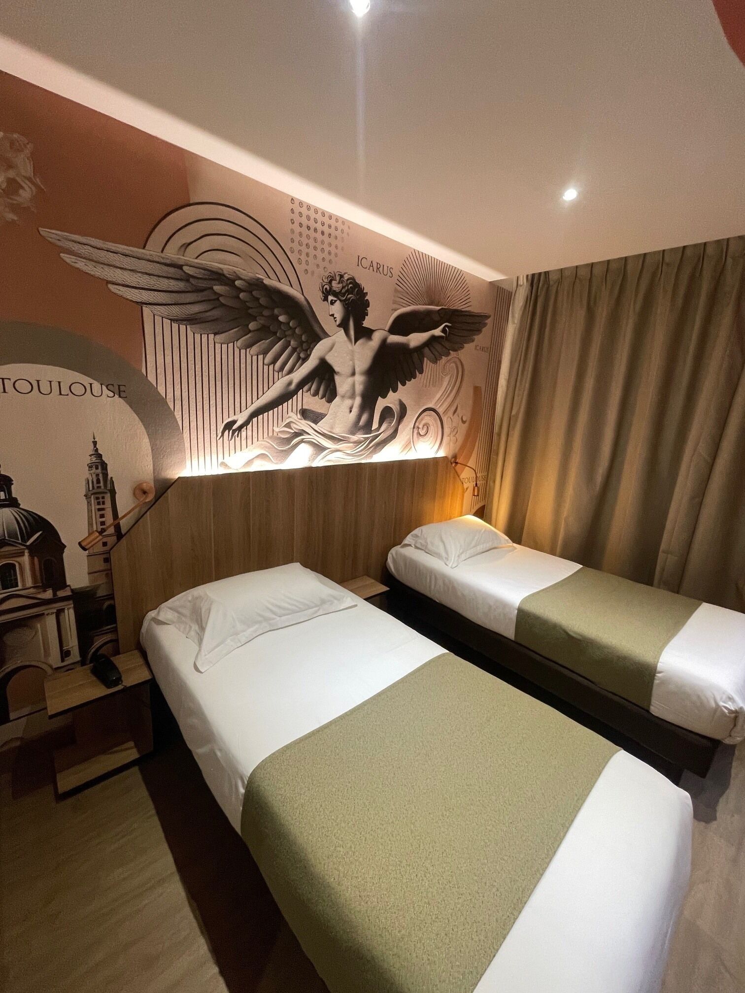 Desk, soundproofing, free WiFi, bed sheets