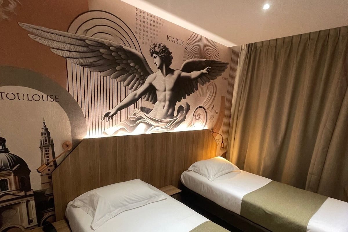 Desk, soundproofing, free WiFi, bed sheets