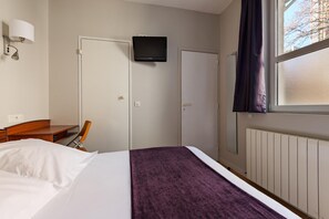 Escrivaninha, quartos à prova de som, Wi-Fi de cortesia, roupa de cama