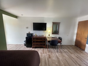 Standard Room, 1 Queen Bed | In-room dining