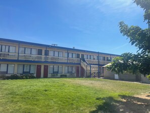 Courtyard - Motel Oasis (Moses Lake)