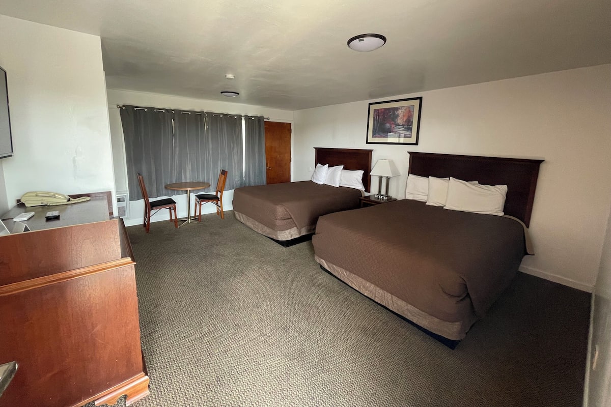 Standard Room, 2 Queen Beds | Living area | Flat-screen TV