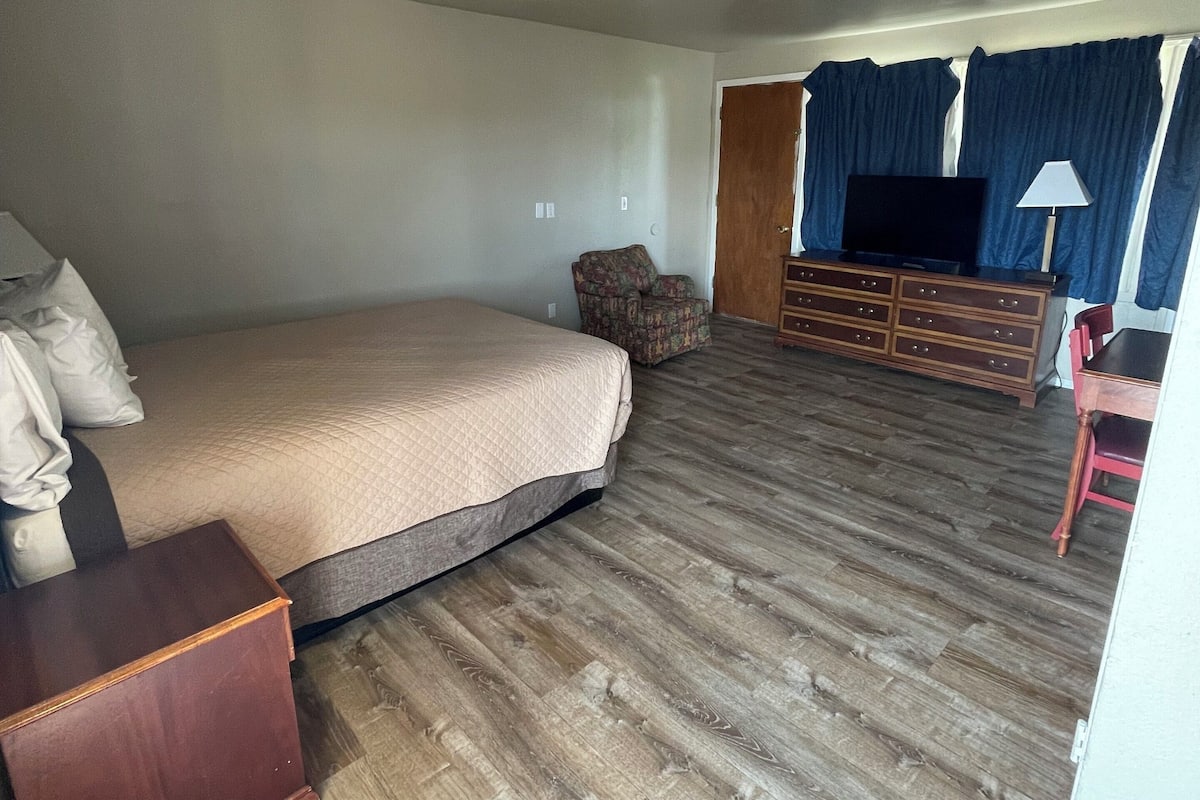 Standard Room, 1 Queen Bed | Living area | Flat-screen TV