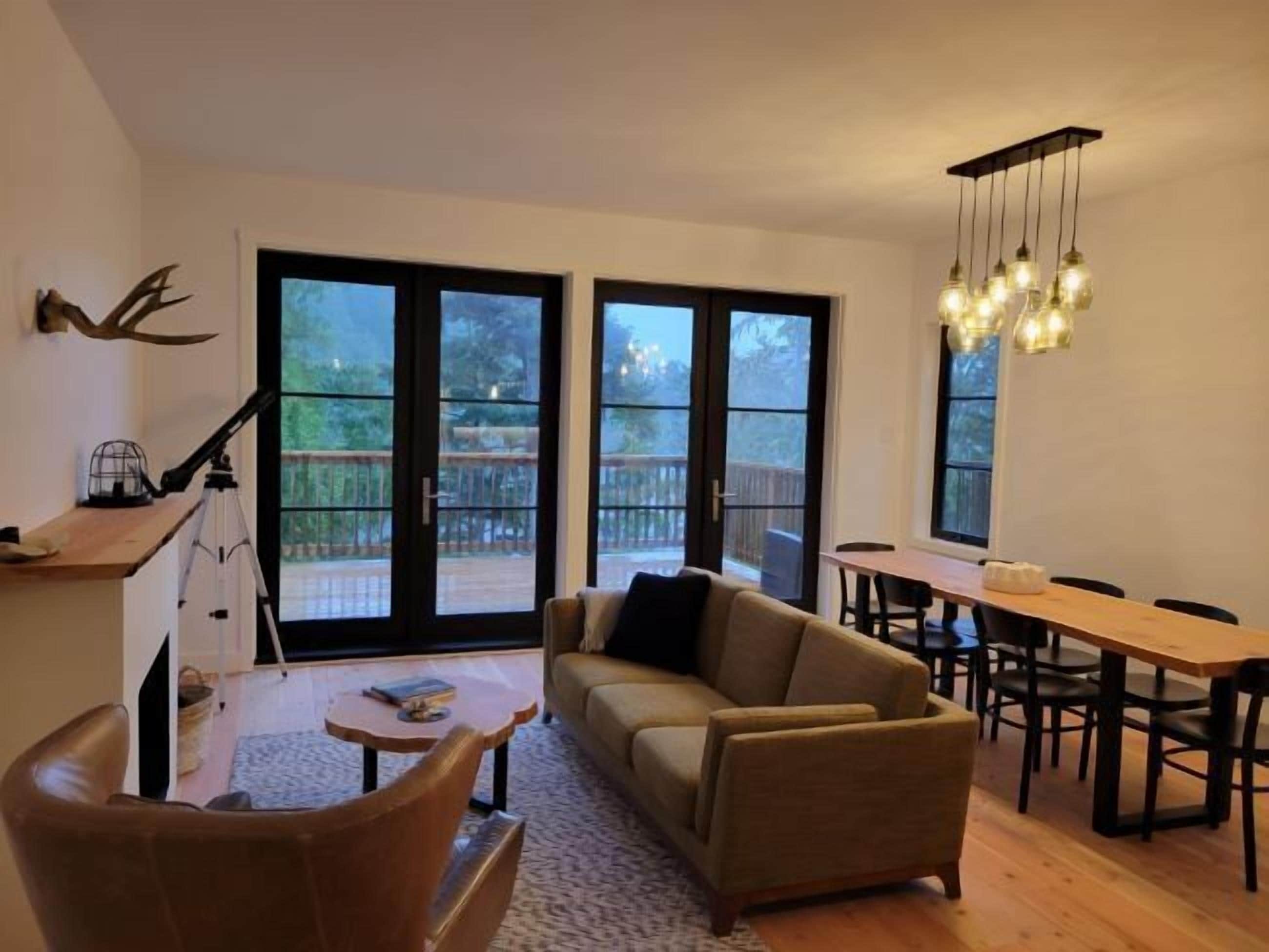 Cottage Mewah | Area keluarga | Televisi 24-inci dengan saluran TV kabel dan pemutar DVD