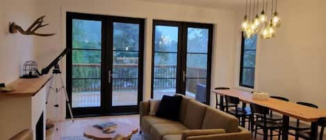 Luxury-Ferienhaus | Wohnbereich | 24-Zoll-Fernseher mit Kabelempfang, DVD-Player