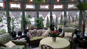 Lobby lounge