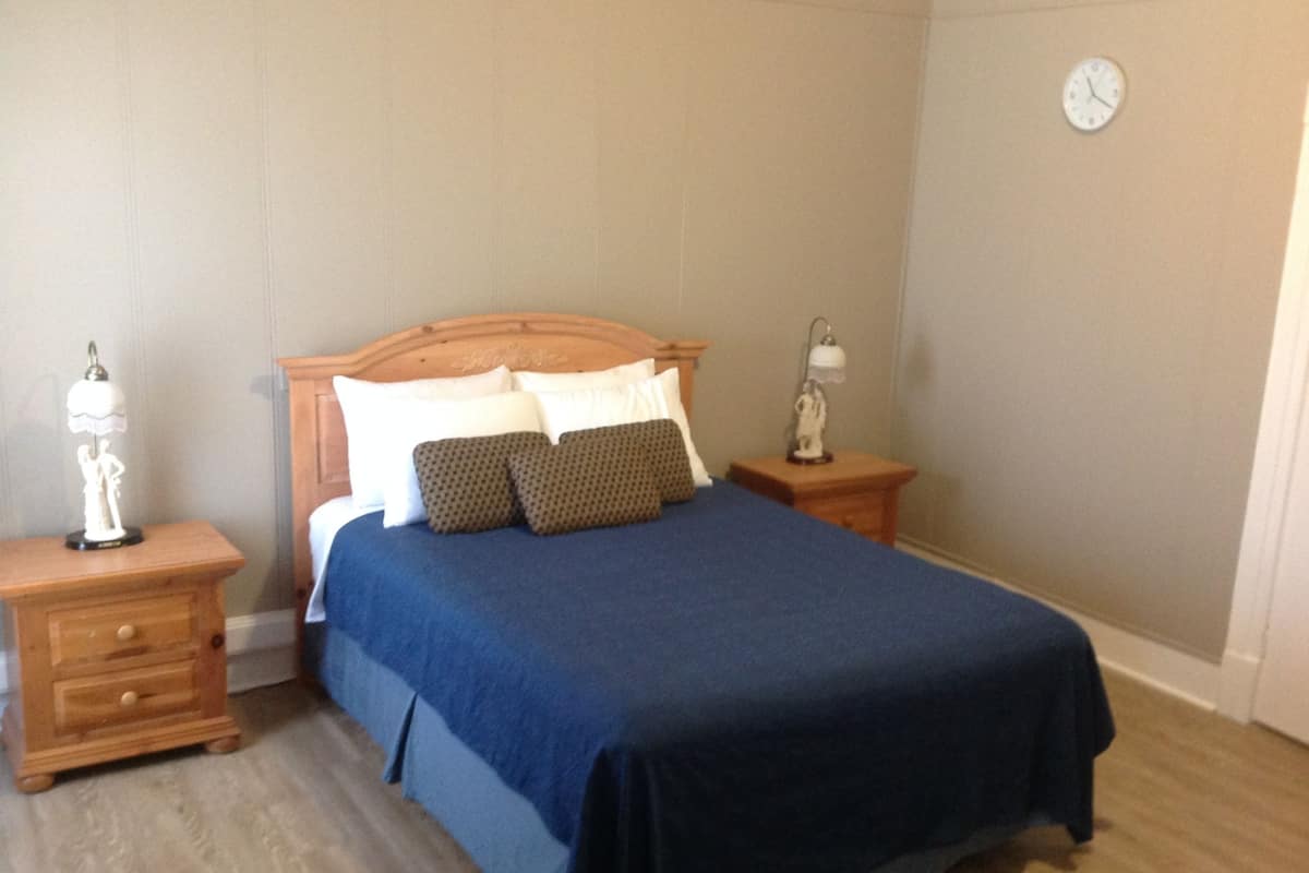 Muebles diferentes, cortinas blackout, wifi gratis y ropa de cama