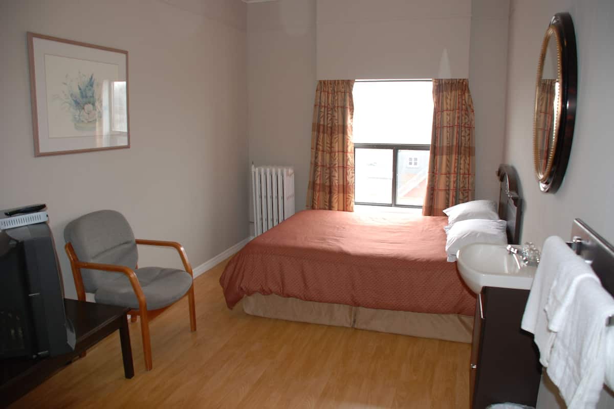 Muebles diferentes, cortinas blackout, wifi gratis y ropa de cama