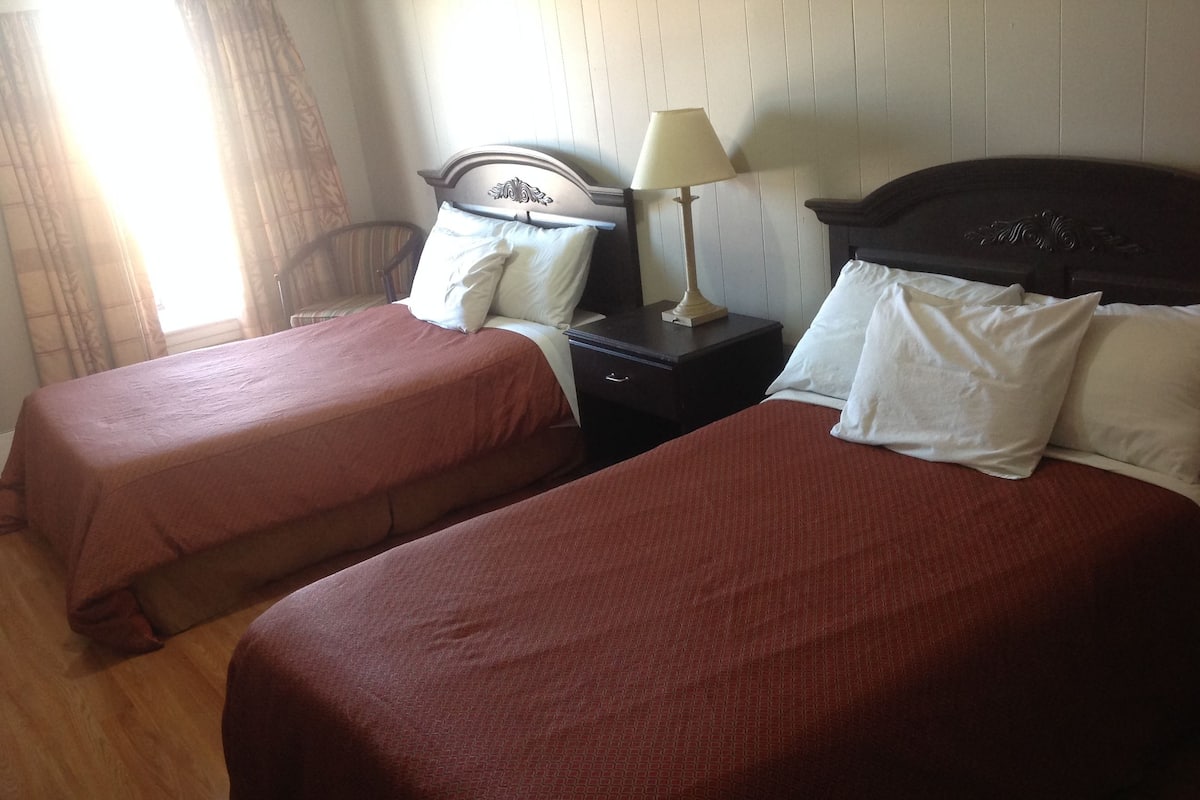 Muebles diferentes, cortinas blackout, wifi gratis y ropa de cama