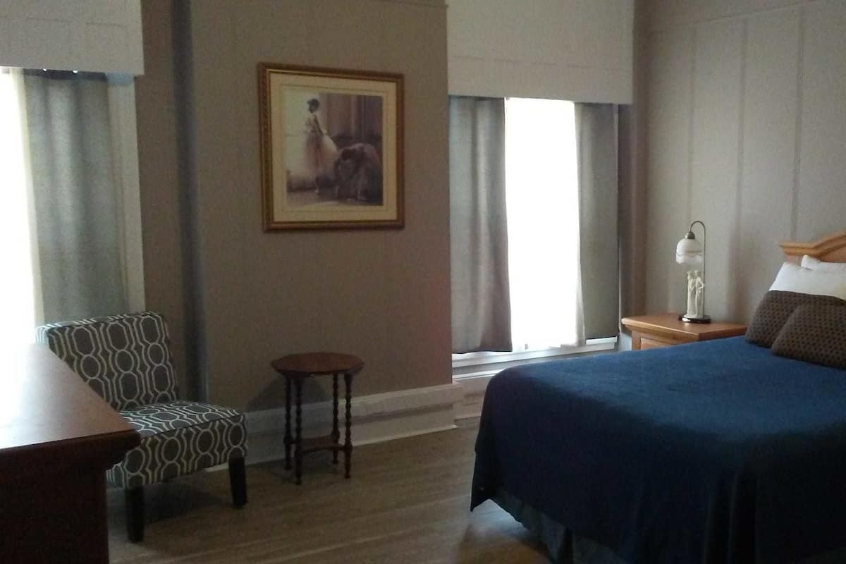 Muebles diferentes, cortinas blackout, wifi gratis y ropa de cama