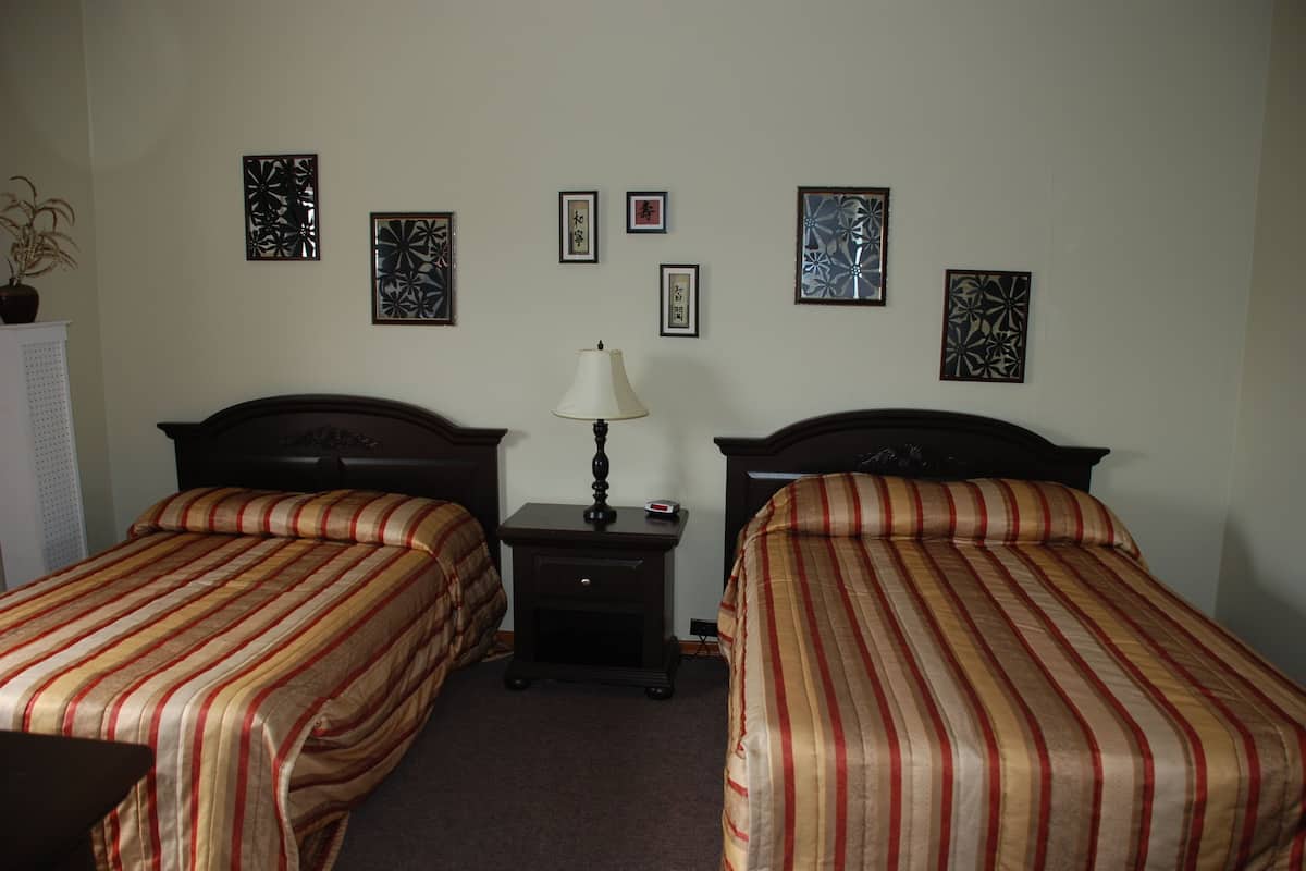 Muebles diferentes, cortinas blackout, wifi gratis y ropa de cama