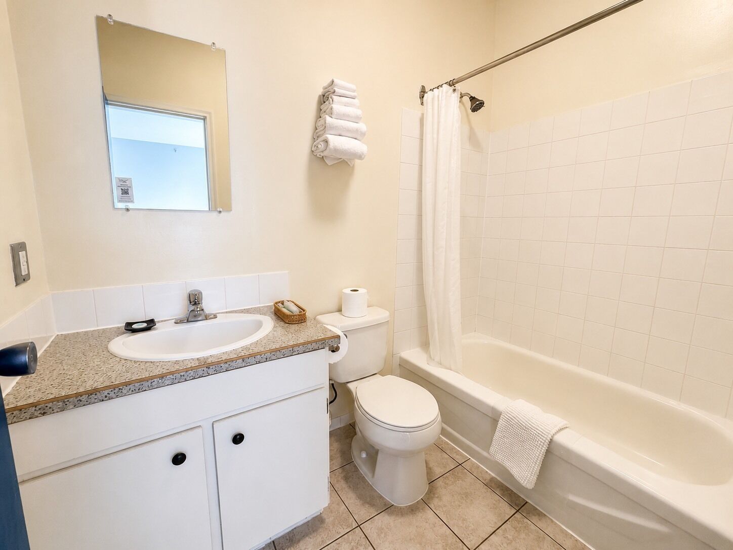 Un baño con lavamanos, inodoro y bañera.
