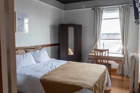 Comfort Room, 1 Queen Bed | 2 bedrooms, desk, iron/ironing board, free WiFi