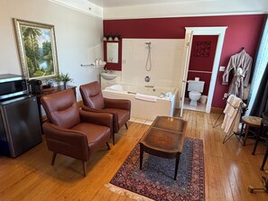 Romantic Suite, 1 King Bed (Antique) | Living area | 32-inch flat-screen TV with digital channels, TV, streaming services - Richca Heritage Hotel (Chilliwack)