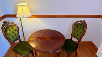 Signature Room, 1 Queen Bed (Antique) | Desk, iron/ironing board (on request), free WiFi, bed sheets